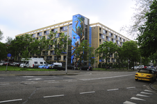 904198 Gezicht op het flatgebouw op de hoek van de Vulcanusdreef en de Wolgadreef te Utrecht, met de muurschildering ...